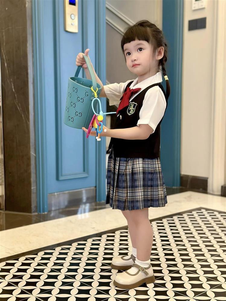 Gái út nhà Di Băng 1 tuổi kiếm chục tỷ, đồ lên lớp 1 mặc 7 ngày không hết-4