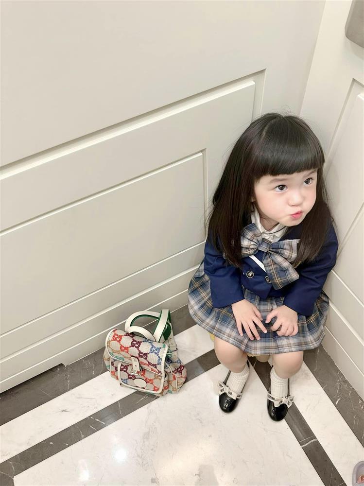 Gái út nhà Di Băng 1 tuổi kiếm chục tỷ, đồ lên lớp 1 mặc 7 ngày không hết-5