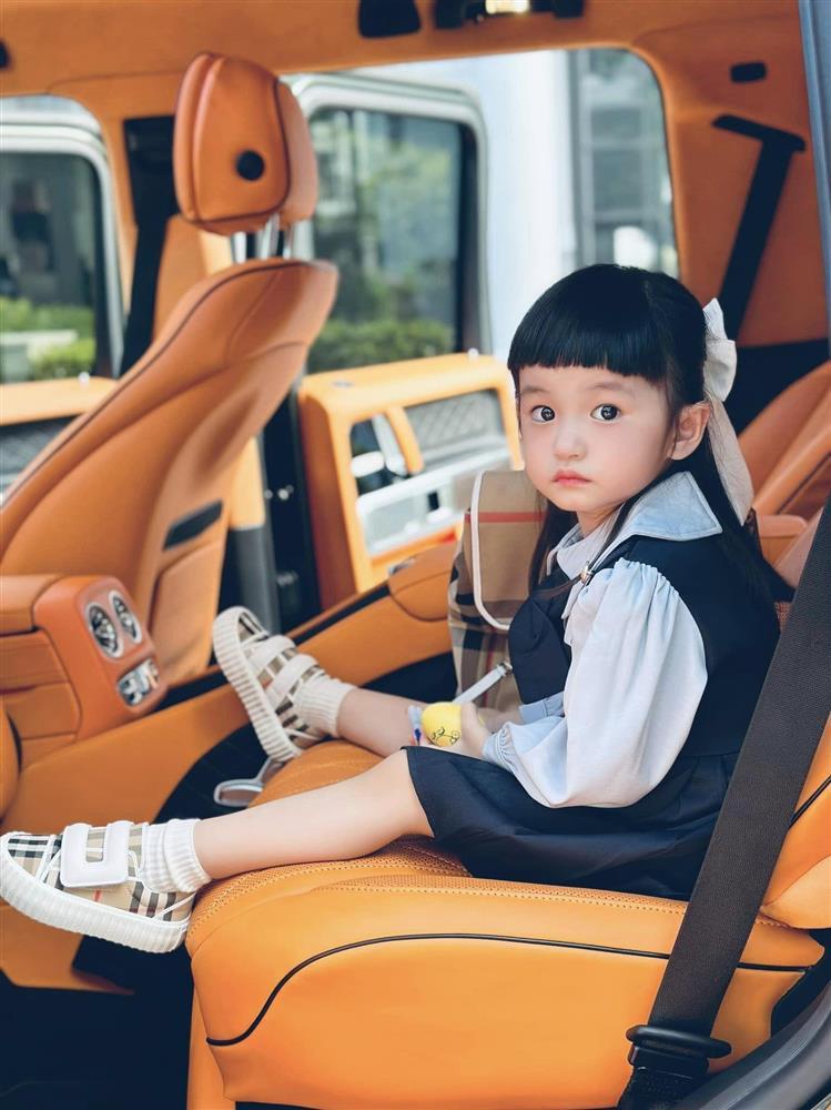 Gái út nhà Di Băng 1 tuổi kiếm chục tỷ, đồ lên lớp 1 mặc 7 ngày không hết-6