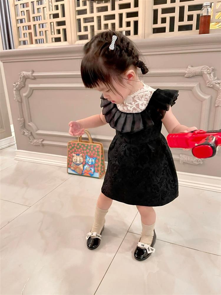 Gái út nhà Di Băng 1 tuổi kiếm chục tỷ, đồ lên lớp 1 mặc 7 ngày không hết-7