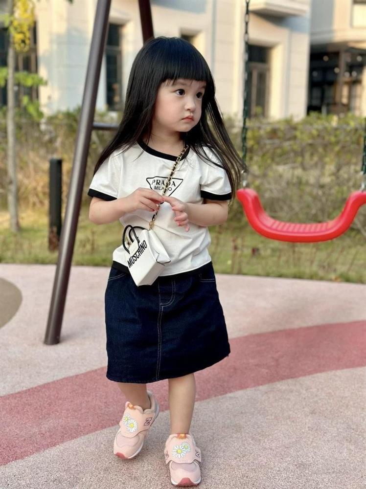 Gái út nhà Di Băng 1 tuổi kiếm chục tỷ, đồ lên lớp 1 mặc 7 ngày không hết-8