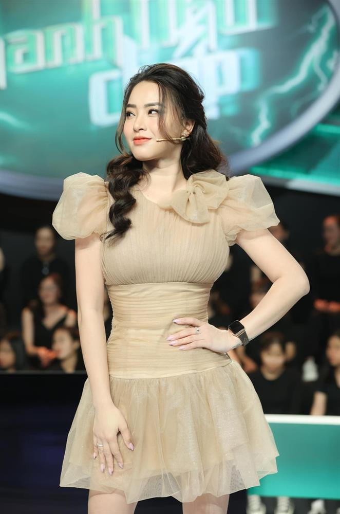 Sau 4 năm giải nghệ, nữ ca sĩ Vbiz giờ có cuộc sống thế nào?-1