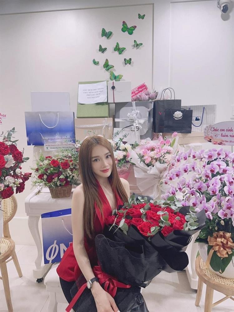 Nhã Phương gầy gò trơ xương ức giữa lúc đang mang bầu lần 2-2