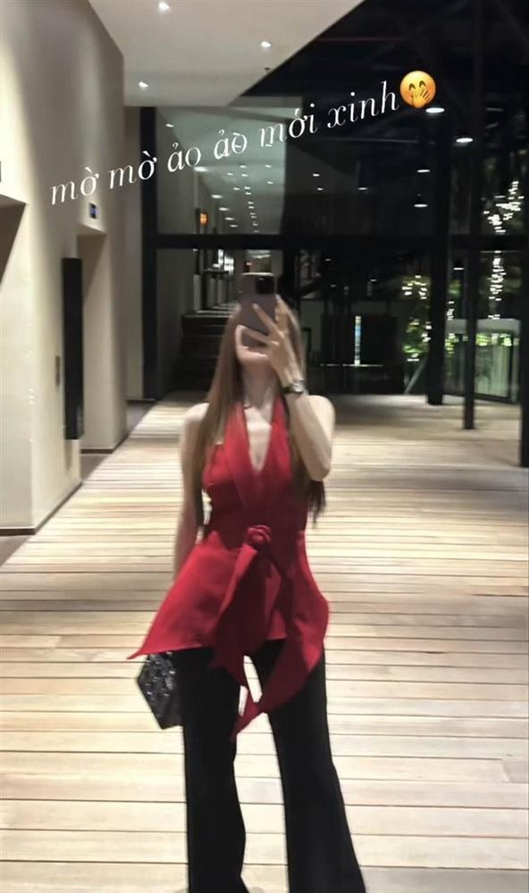 Nhã Phương gầy gò trơ xương ức giữa lúc đang mang bầu lần 2-3