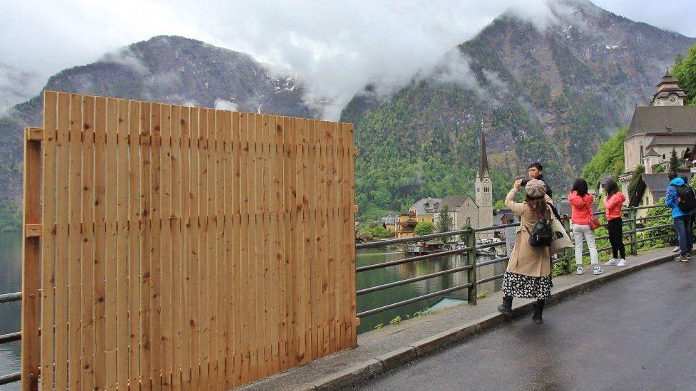 Thị trấn đẹp nhất thế giới dựng hàng rào ngăn du khách check-in-1