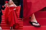 Jennifer Lawrence mang dép tông lên thảm đỏ Cannes 2023