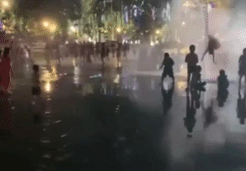 Bé gái 4 tuổi bị vòi phun nước hất tung, lộn 3 vòng rồi đập đầu xuống đất-1