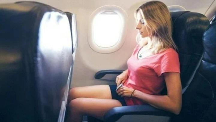 Vì sao đi máy bay không nên mặc váy ngắn?-1