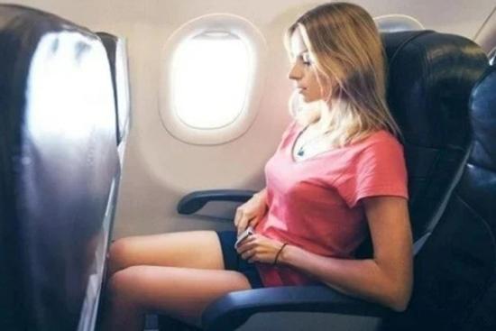 Vì sao đi máy bay không nên mặc váy ngắn?