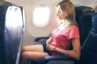 Vì sao đi máy bay không nên mặc váy ngắn?