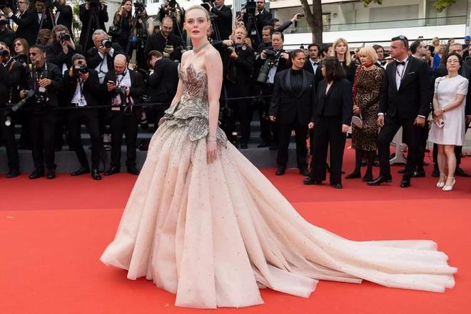Elle Fanning và màn lột xác ngỡ ngàng ở LHP Cannes 2023: Công chúa Hollywood hở bạo liệt quá rồi!-3