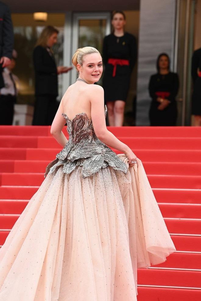 Elle Fanning và màn lột xác ngỡ ngàng ở LHP Cannes 2023: Công chúa Hollywood hở bạo liệt quá rồi!-4