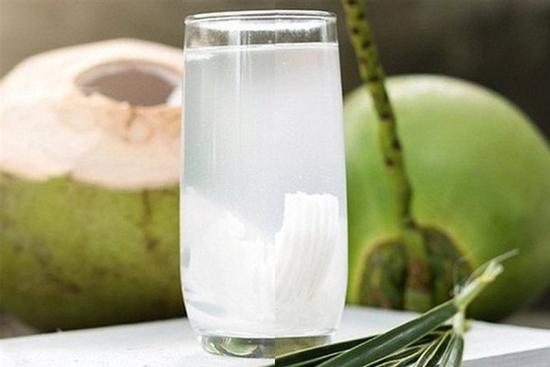 Không ngờ uống nước dừa theo cách này sẽ làm bạn yếu đi, 4 lưu ý nhất định phải tránh