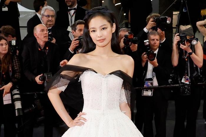 Người mẫu có đôi lông mày liền một dải gây sốt ở Cannes-4