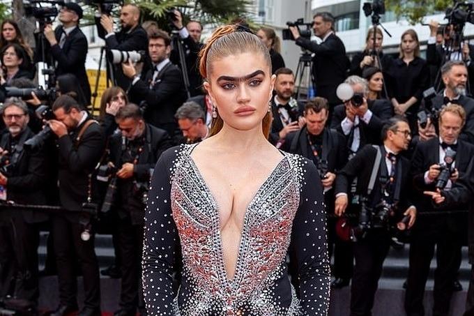 Irina Shayk, Salma Hayek và Dua Lipa diện đồ cắt xẻ táo bạo tại LHP Cannes-6