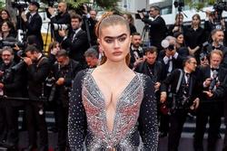 Người mẫu có đôi lông mày 'liền một dải' gây sốt ở Cannes