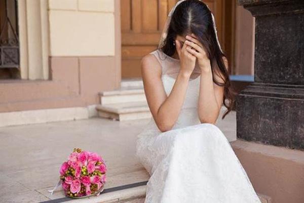 Cô dâu trả nhẫn, kéo mẹ đẻ ra khỏi đám cưới, lý do nhiều người ủng hộ-1