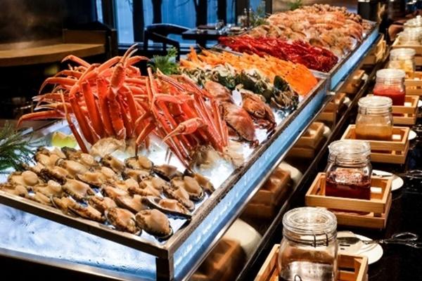 Người phụ nữ gây bức xúc vì hành động chẳng giống ai khi đi ăn buffet-2