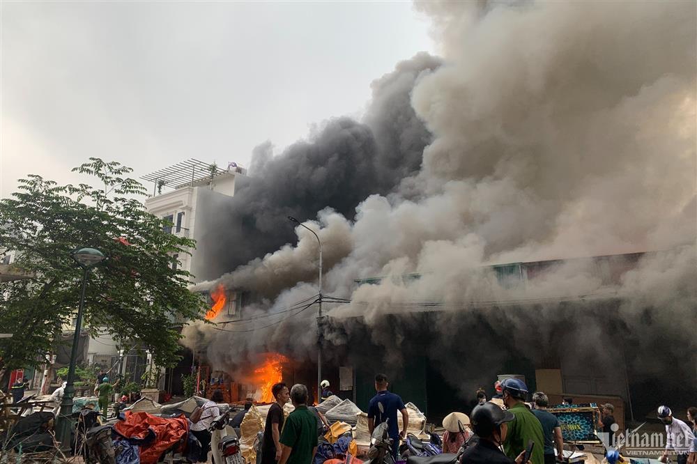 Hà Nội: Sau tiếng nổ, lửa bùng lên ngùn ngụt ở dãy kho xưởng khu Đền Lừ-1