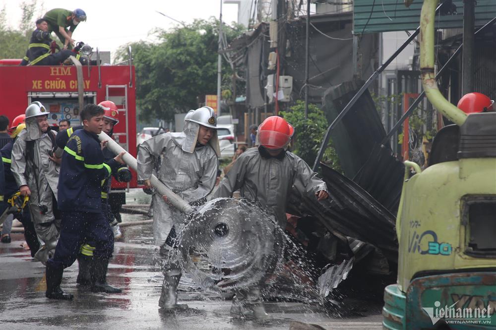 Hà Nội: Sau tiếng nổ, lửa bùng lên ngùn ngụt ở dãy kho xưởng khu Đền Lừ-2