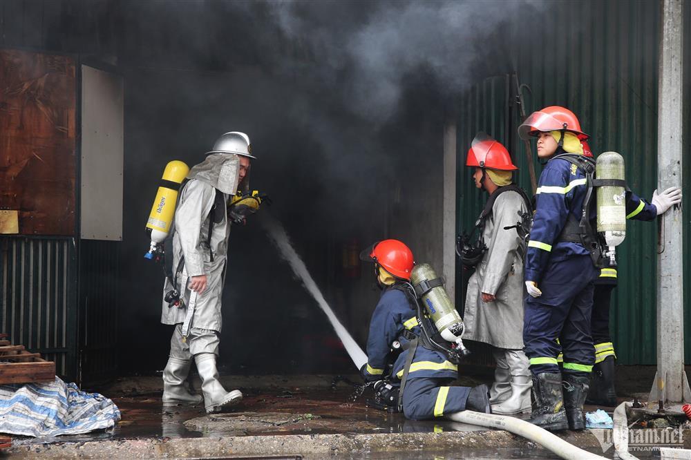Hà Nội: Sau tiếng nổ, lửa bùng lên ngùn ngụt ở dãy kho xưởng khu Đền Lừ-3