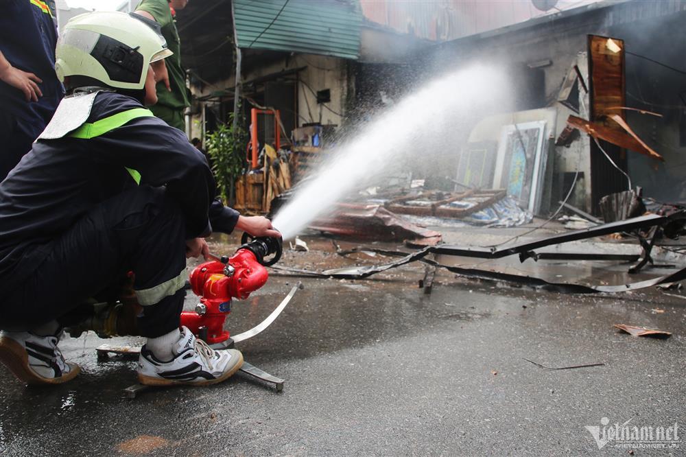 Hà Nội: Sau tiếng nổ, lửa bùng lên ngùn ngụt ở dãy kho xưởng khu Đền Lừ-5