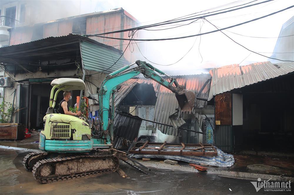 Hà Nội: Sau tiếng nổ, lửa bùng lên ngùn ngụt ở dãy kho xưởng khu Đền Lừ-7