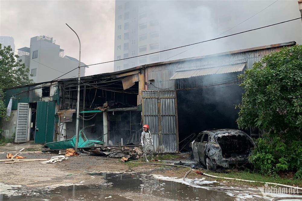 Hà Nội: Sau tiếng nổ, lửa bùng lên ngùn ngụt ở dãy kho xưởng khu Đền Lừ-8