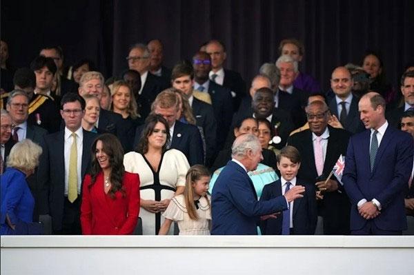 Sự thật Kate Middleton không nhún gối trước bà Camilla tại lễ đăng quang-1
