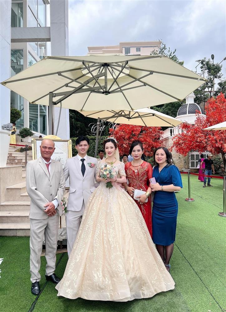 Cô thợ trang điểm bằng chân, làm mẹ đơn thân hút chàng trai từ Nhật-2