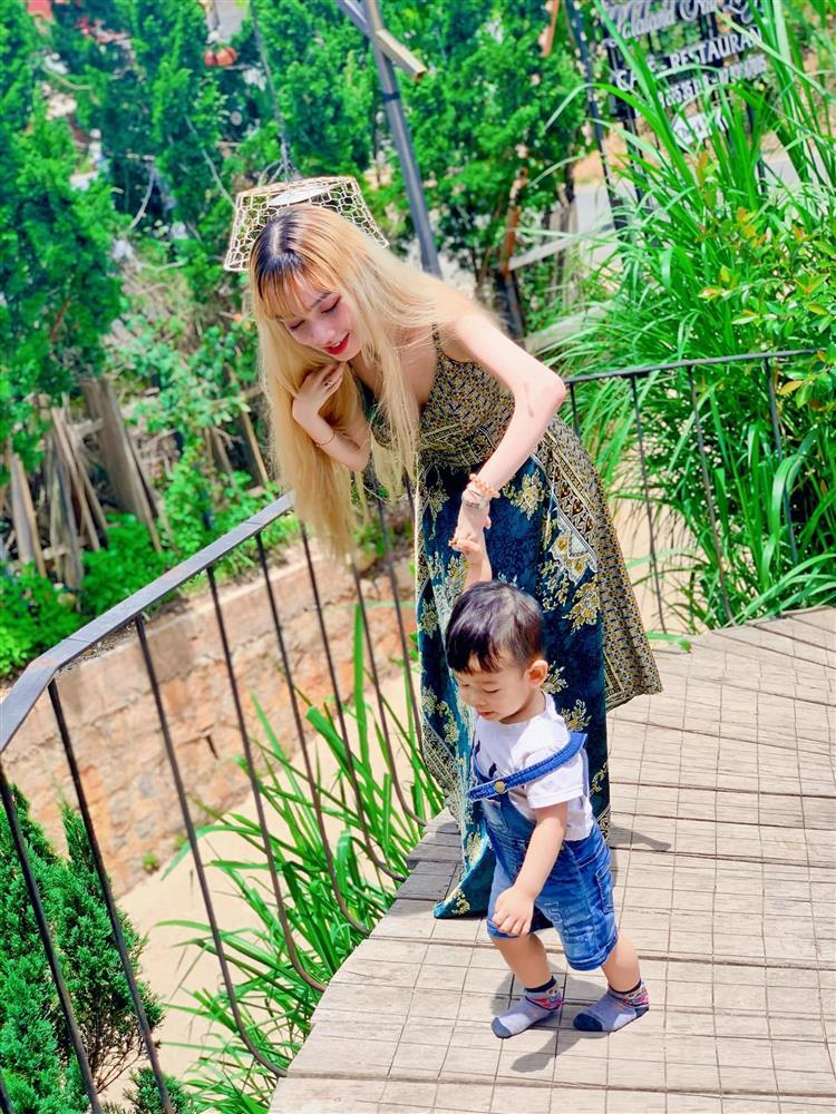 Cô thợ trang điểm bằng chân, làm mẹ đơn thân hút chàng trai từ Nhật-5