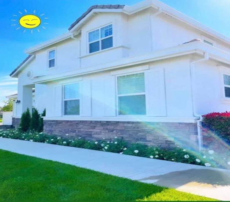 Hoa hậu Phạm Hương khoe hoa nở rộ trước biệt thự ở Mỹ, cuộc sống giờ thảnh thơi-1