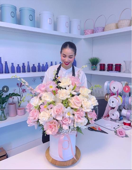 Hoa hậu Phạm Hương khoe hoa nở rộ trước biệt thự ở Mỹ, cuộc sống giờ thảnh thơi-5