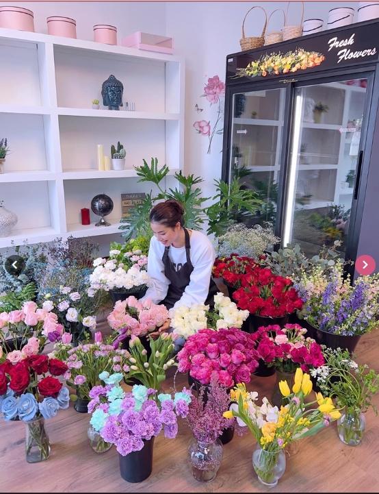 Hoa hậu Phạm Hương khoe hoa nở rộ trước biệt thự ở Mỹ, cuộc sống giờ thảnh thơi-7