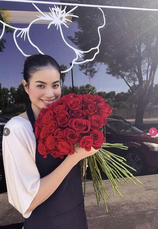 Hoa hậu Phạm Hương khoe hoa nở rộ trước biệt thự ở Mỹ, cuộc sống giờ thảnh thơi-10