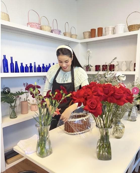 Hoa hậu Phạm Hương khoe hoa nở rộ trước biệt thự ở Mỹ, cuộc sống giờ thảnh thơi-12