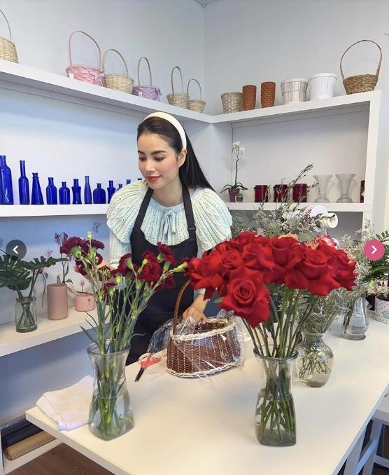 Hoa hậu Phạm Hương khoe hoa nở rộ trước biệt thự ở Mỹ, cuộc sống giờ thảnh thơi-13