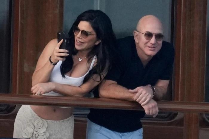 Tỷ phú Jeff Bezos đính hôn với bạn gái trên du thuyền 500 triệu USD-1