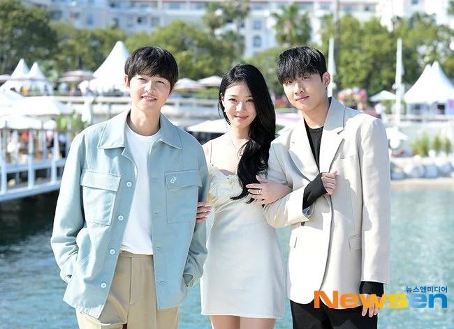 Song Joong Ki lột xác bảnh bao bên BIBI ở LHP Cannes 2023-5