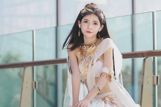 Từng muốn tự tử vì lộ clip nhạy cảm, MC xinh đẹp bán bánh mưu sinh