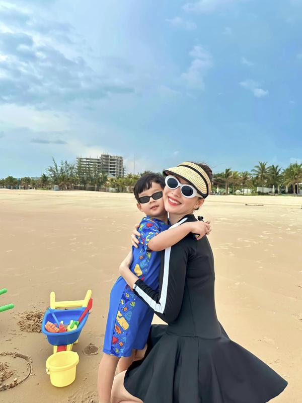 Con trai Hoa hậu Đặng Thu Thảo phổng phao tuổi lên 3