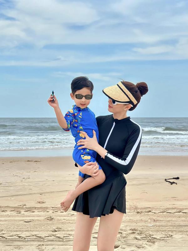 Con trai Hoa hậu Đặng Thu Thảo phổng phao tuổi lên 3
