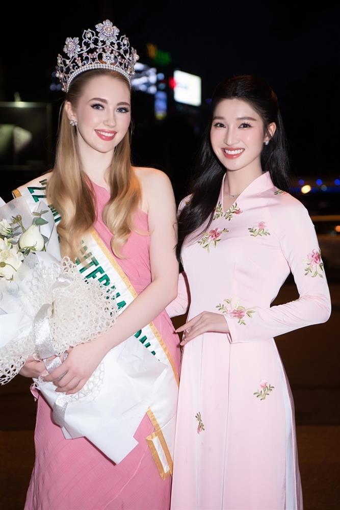 Nhan sắc Hoa hậu Quốc tế gây bất ngờ khi đến Việt Nam-3