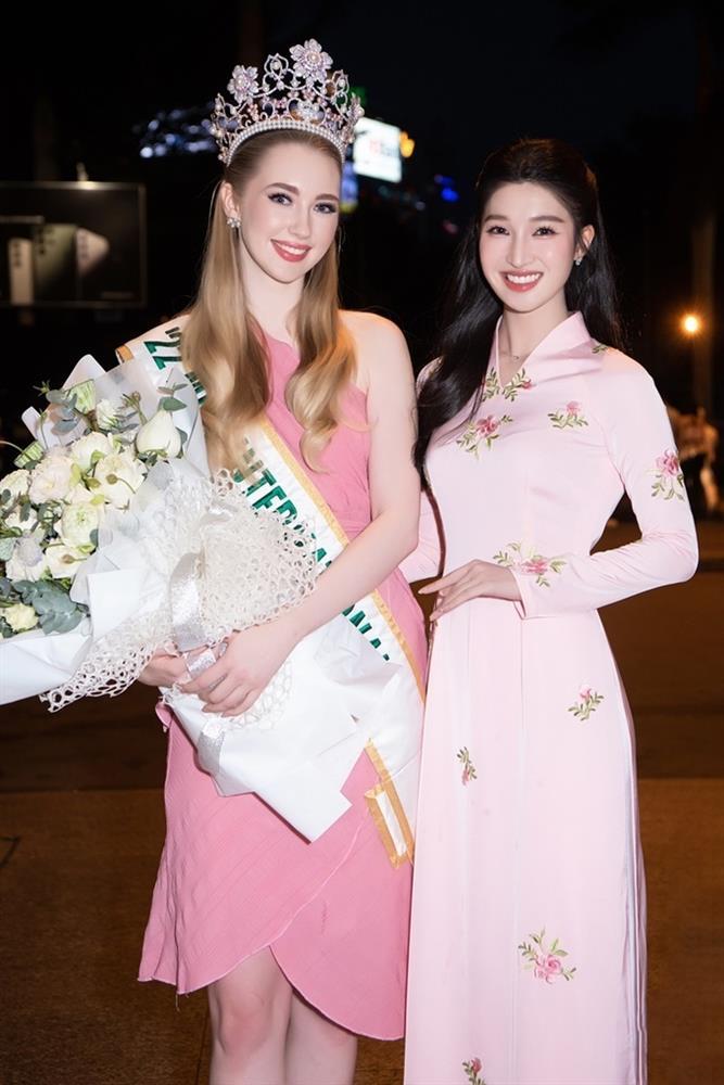 Nhan sắc Hoa hậu Quốc tế gây bất ngờ khi đến Việt Nam-4