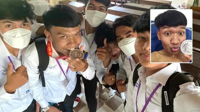 CĐV Campuchia kiếm được 1,2 tỷ từ huy chương bị trung vệ U22 Thái Lan ném đi-1