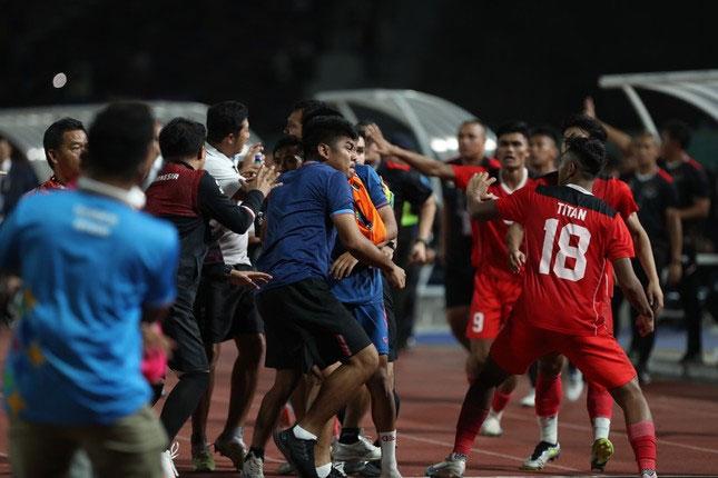 Thái Lan cấm 2 cầu thủ, 3 trợ lý HLV ẩu đả với U22 Indonesia lên tuyển-1