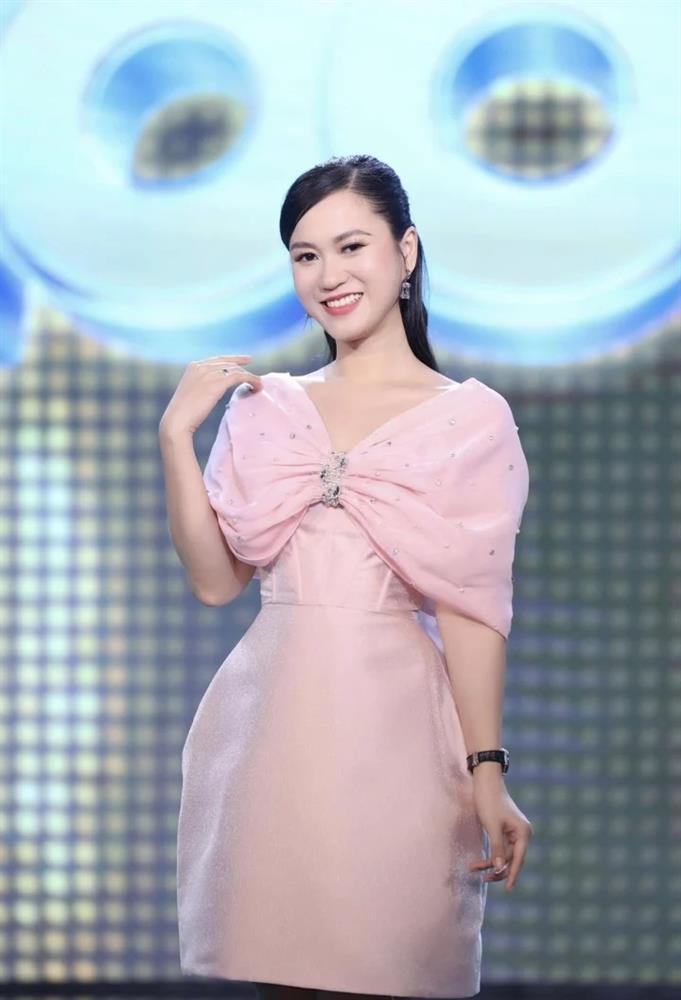 Nhan sắc ngày càng lạ của Lâm Vỹ Dạ-8