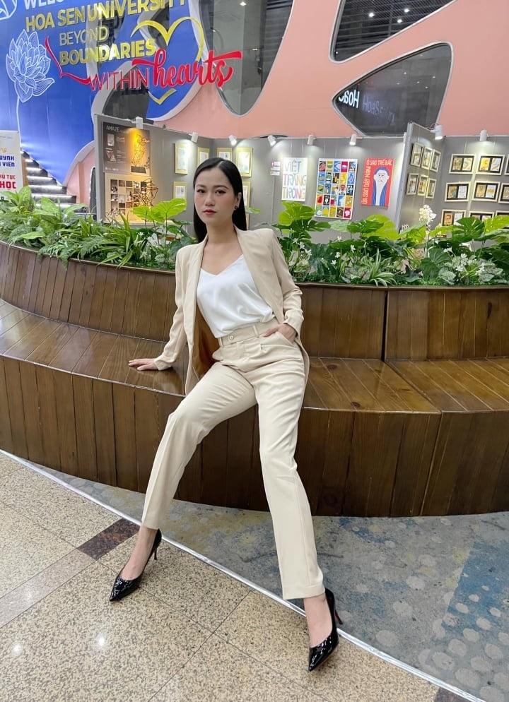 Nhan sắc ngày càng lạ của Lâm Vỹ Dạ-9