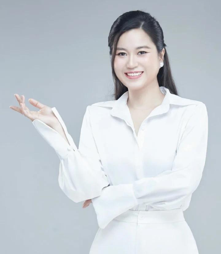 Nhan sắc ngày càng lạ của Lâm Vỹ Dạ-10