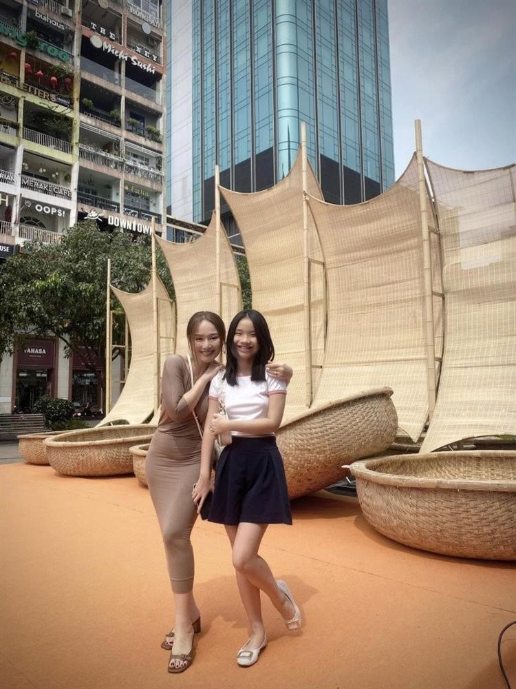 Vợ cũ Thành Trung lấy chồng Tây giờ trẻ như chị em với con gái 13 tuổi-4